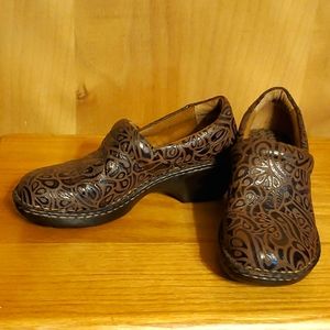 Brown B.O.C Clogs 6.5 M  NWOT.  Perfect work shoe.